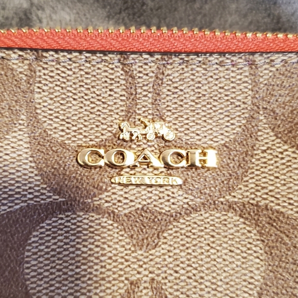 New COACH wristlet/wallet with pink trim - Picture 5 of 8
